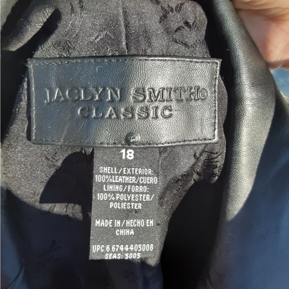 Like New. Genuine leather. Jaclyn Smith woman’s jacket. - Picture 3 of 4